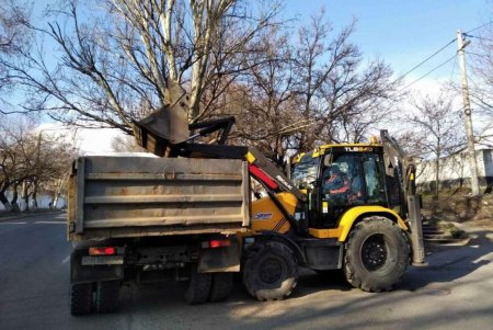 Коммунальщики выполнили в городе санобработку остановок и очистили ряд улиц (фото)