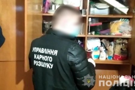 Одесские полицейские задержали четырех уроженцев Закавказья, которые требовали у жителя Луганской области 15 тысяч долларов несуществующего долга (фото, видео)