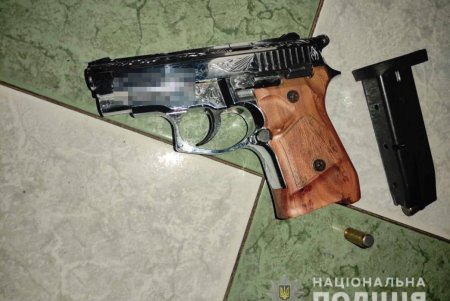 Одесские полицейские задержали четырех уроженцев Закавказья, которые требовали у жителя Луганской области 15 тысяч долларов несуществующего долга (фото, видео)