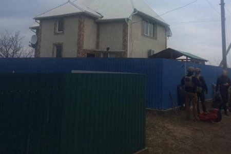 Одесские полицейские задержали четырех уроженцев Закавказья, которые требовали у жителя Луганской области 15 тысяч долларов несуществующего долга (фото, видео)