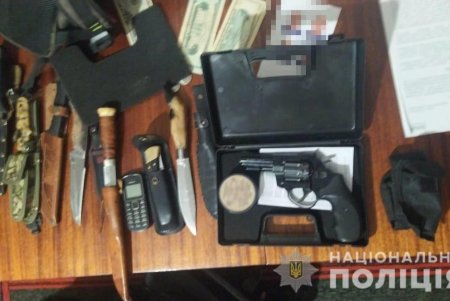 Одесские полицейские задержали четырех уроженцев Закавказья, которые требовали у жителя Луганской области 15 тысяч долларов несуществующего долга (фото, видео)