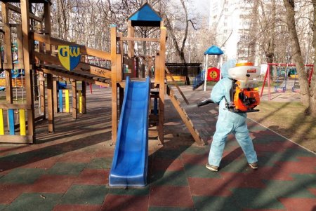 Коммунальщики каждый день дезинфицируют 90 детских площадок, расположенных в парках и скверах (фото)