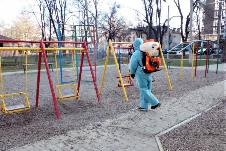 Коммунальщики каждый день дезинфицируют 90 детских площадок, расположенных в парках и скверах (фото)