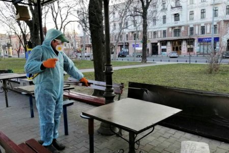 Коммунальщики каждый день дезинфицируют 90 детских площадок, расположенных в парках и скверах (фото)