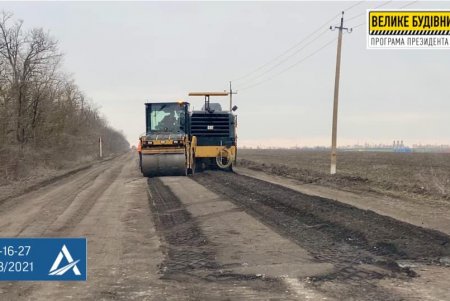 Дорожники приводят в порядок участок шоссе с подъездом к Тарутино (фото)