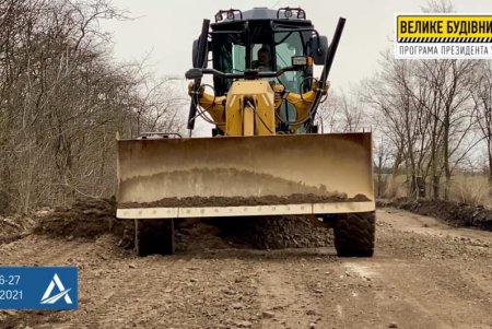 Дорожники приводят в порядок участок шоссе с подъездом к Тарутино (фото)