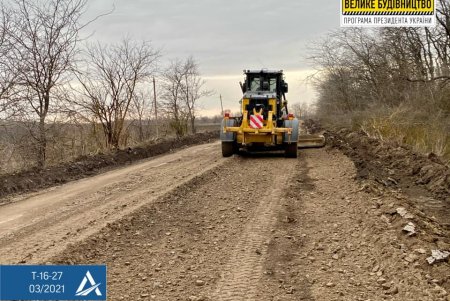 Дорожники приводят в порядок участок шоссе с подъездом к Тарутино (фото)