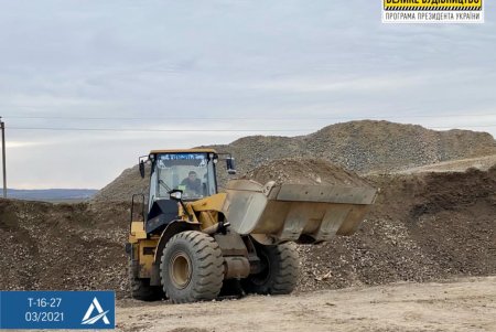 Дорожники приводят в порядок участок шоссе с подъездом к Тарутино (фото)