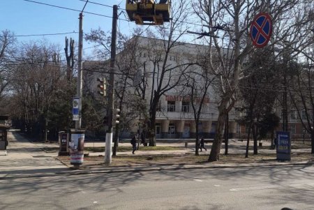 Коммунальщики привели в порядок светофоры и дорожные знаки в разных районах города (фото)