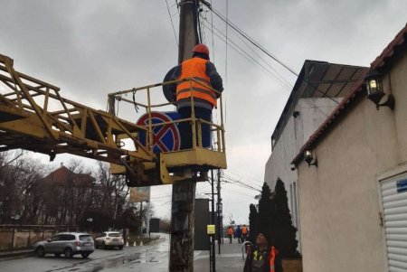 Коммунальщики привели в порядок светофоры и дорожные знаки в разных районах города (фото)