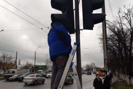 Коммунальщики привели в порядок светофоры и дорожные знаки в разных районах города (фото)