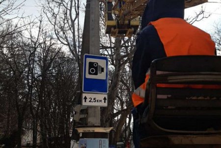 Коммунальщики привели в порядок светофоры и дорожные знаки в разных районах города (фото)