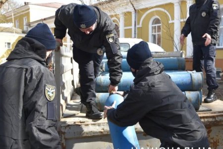 Полицейские и неравнодушные одесситы помогли выгрузить баллоны с кислородом для Областного глазного госпиталя инвалидов войны (фото)