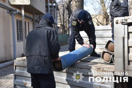 Полицейские и неравнодушные одесситы помогли выгрузить баллоны с кислородом для Областного глазного госпиталя инвалидов войны (фото)