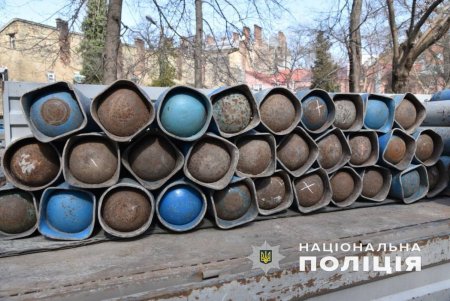 Полицейские и неравнодушные одесситы помогли выгрузить баллоны с кислородом для Областного глазного госпиталя инвалидов войны (фото)