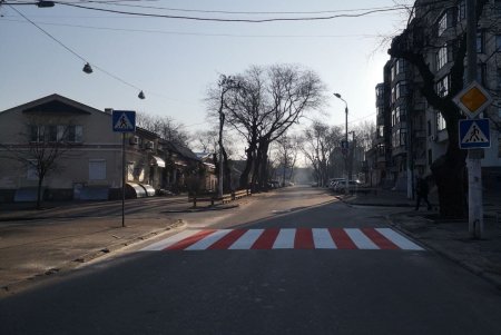 На оживленном перекрестке Молдаванки нанесли разметку с помощью новой технологии