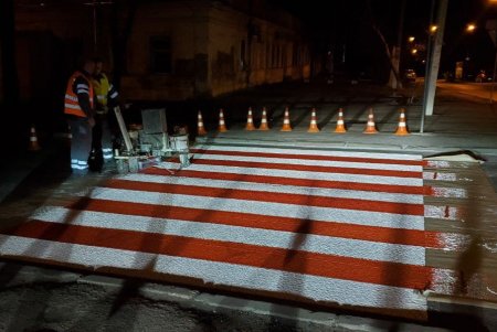 На оживленном перекрестке Молдаванки нанесли разметку с помощью новой технологии