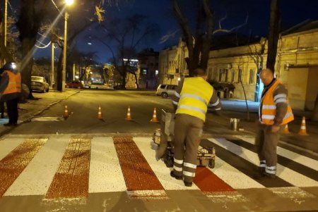 На оживленном перекрестке Молдаванки нанесли разметку с помощью новой технологии