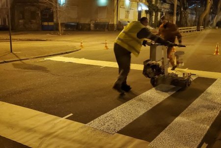 На оживленном перекрестке Молдаванки нанесли разметку с помощью новой технологии
