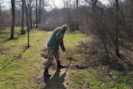 В лесопарке «Аэропортовский» прошел субботник (фото)