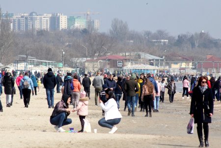 Одесситы проводят воскресенье в Лузановке (фоторепортаж)