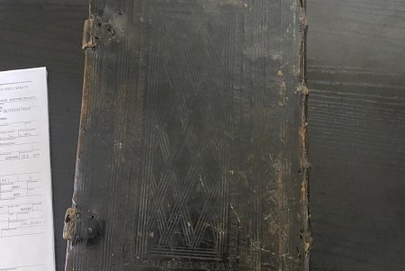 Через пункт пропуска «Кучурган» пытались тайно вывезти книгу 18 века на церковнославянском языке (фото)
