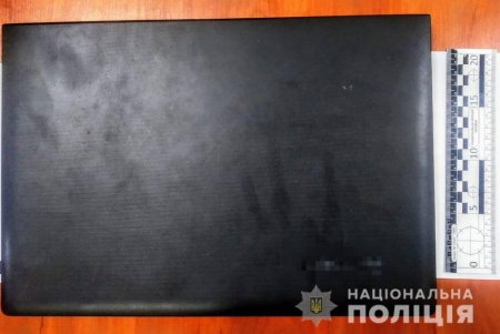 В Черноморске двое злоумышленников проникли в дом местного жителя и под угрозой оружия ограбили его (фото)