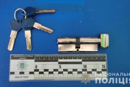 В Черноморске двое злоумышленников проникли в дом местного жителя и под угрозой оружия ограбили его (фото)