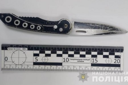 В Черноморске двое злоумышленников проникли в дом местного жителя и под угрозой оружия ограбили его (фото)