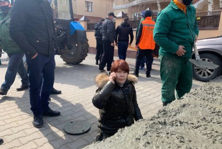 В коттеджном городке на территории Крыжановки несколько семей отказываются платить за воду и засыпают коллекторы, чтобы их не отключили (фото)