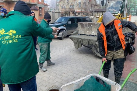 В коттеджном городке на территории Крыжановки несколько семей отказываются платить за воду и засыпают коллекторы, чтобы их не отключили (фото)