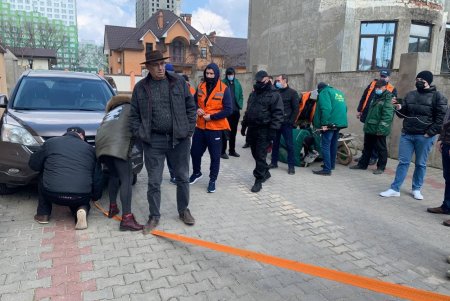 В коттеджном городке на территории Крыжановки несколько семей отказываются платить за воду и засыпают коллекторы, чтобы их не отключили (фото)