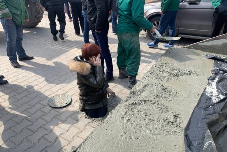В коттеджном городке на территории Крыжановки несколько семей отказываются платить за воду и засыпают коллекторы, чтобы их не отключили (фото)