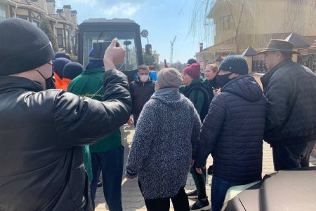 В коттеджном городке на территории Крыжановки несколько семей отказываются платить за воду и засыпают коллекторы, чтобы их не отключили (фото)