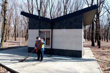 Коммунальщики очистили бюветы и памятники в Киевском районе (фото)