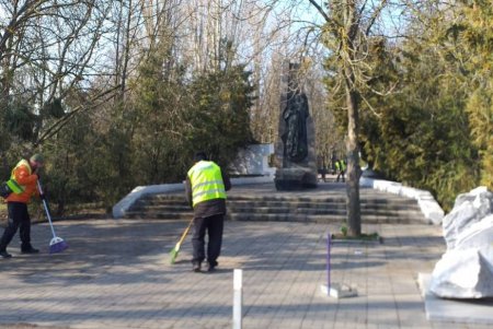 Коммунальщики очистили бюветы и памятники в Киевском районе (фото)