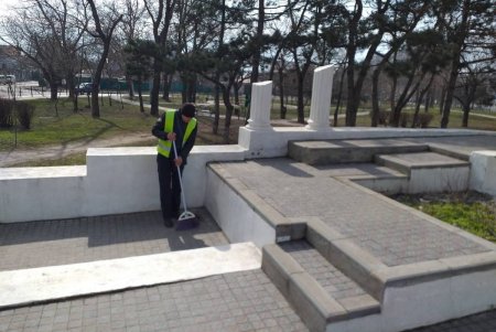 Коммунальщики очистили бюветы и памятники в Киевском районе (фото)