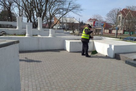 Коммунальщики очистили бюветы и памятники в Киевском районе (фото)