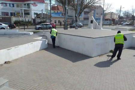 Коммунальщики очистили бюветы и памятники в Киевском районе (фото)