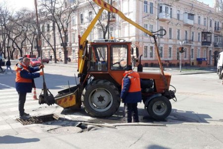 Дорожники очищали улицы, скверы, площади, остановки и дождеприемники (фото)