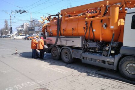 Дорожники очищали улицы, скверы, площади, остановки и дождеприемники (фото)