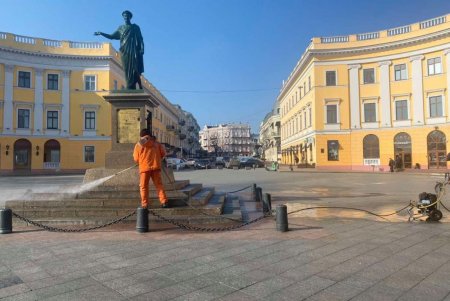 Дорожники очищали улицы, скверы, площади, остановки и дождеприемники (фото)