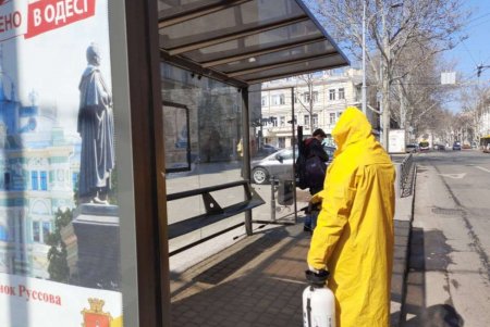 Дорожники очищали улицы, скверы, площади, остановки и дождеприемники (фото)