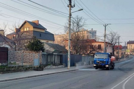 Дорожники очищали улицы, скверы, площади, остановки и дождеприемники (фото)