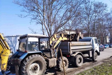 Дорожники очищали улицы, скверы, площади, остановки и дождеприемники (фото)