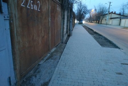 Ведется капитальный ремонт тротуаров вдоль улицы Чубаевской (фото)