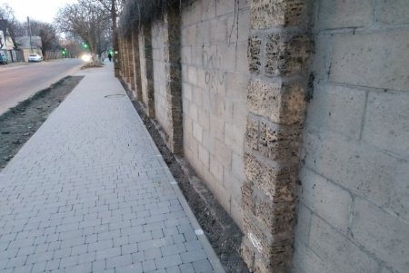 Ведется капитальный ремонт тротуаров вдоль улицы Чубаевской (фото)
