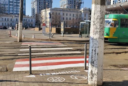 Пешеходный переход возле Музкомедии разметили холодным пластиком, который долго не стирается (фото)
