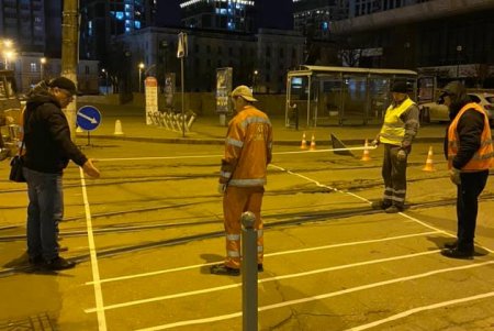 Пешеходный переход возле Музкомедии разметили холодным пластиком, который долго не стирается (фото)