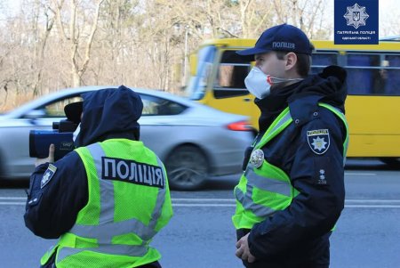 На проспекте Шевченко с помощью устройства TruCAM патрульные зафиксировали семь нарушителей скорости